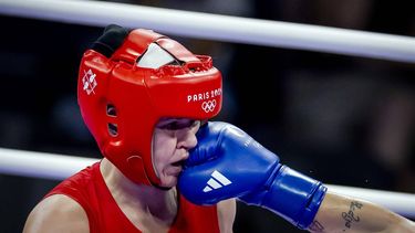 PARIJS - Chelsey Heijnen in actie tegen Beatriz Ferreira van Brazilië in de kwartfinale in de klasse tot 60 kilogram op het olympisch bokstoernooi in de Franse hoofdstad. ANP REMKO DE WAAL