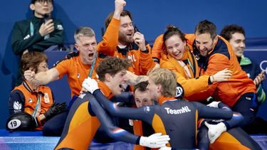 MILAAN - Teun Boer, Friso Emons, Itzhak de Laat, Melle van 't Wout, Bondscoach Niels Kerstholt en Jens van 't Wout tijdens de finale 5000 meter relay bij het shorttrack schaatsen in de Milano Ice Skating Arena op de Olympische Winterspelen van Milaan. IRIS VAN DEN BROEK / ANP