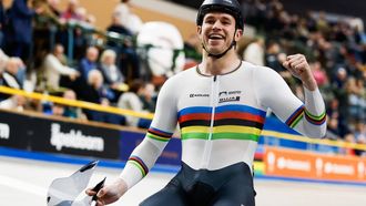 APELDOORN - Harrie Lavreysen juicht na het winnen van het onderdeel keirin tijdens de Nederlandse Kampioenschappen baanwielrennen in Omnisport Apeldoorn. ANP VINCENT JANNINK