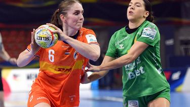 2022-11-16 19:26:27 Netherlands' Laura van der Heijden (L) shoots the ball in front of Montenegro's Itana Grbic (R) during the Women's EHF Handball European Championship EURO 2022 main round match between Montenegro and Netherlands in Skopje, Slovenia, on November 16, 2022.
 
Robert ATANASOVSKI / AFP