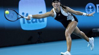 epa11247680 Jessica Pegula of USA in action against Ekaterina Alexandrova of Russia during their women's quarterfinals match at the 2024 Miami Open tennis tournament, in Miami, Florida, USA, 27 March 2024.  EPA/CRISTOBAL HERRERA-ULASHKEVICH