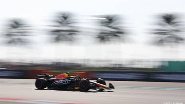 2023-11-25 14:52:36 epa10993945 Dutch Formula One driver Max Verstappen of Red Bull Racing in action during the third practice session for the Formula 1 Abu Dhabi Grand Prix at the Yas Marina Circuit in Abu Dhabi, United Arab Emirates, 25 November 2023. The Formula 1 Abu Dhabi Grand Prix is held on 26 November.  EPA/ALI HAIDER