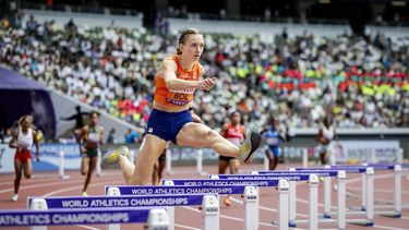TOKIO - Femke Bol op het onderdeel 400 meter horden tijdens de WK atletiek in het Japan National Stadium. ANP ROBIN VAN LONKHUIJSEN