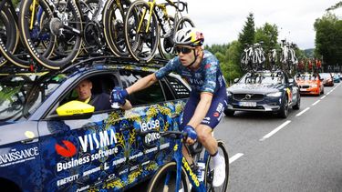 epa11469939 Belgian rider Wout van Aert of Team Visma Lease a Bike takes a bidon 'water bottle' from the team car during the eleventh stage of the 2024 Tour de France cycling race over 211km from Evaux-les-Bains to Le Lioran, France, 10 July 2024.  EPA/KIM LUDBROOK