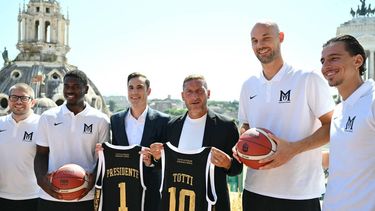 Maxima Roma's basket president Paul Matiasic (3rd L) and former AS Roma captain Francesco Totti and Maxima Roma’s new advisor (3rd R), pose for a picture after a press conference in Rome on September 8, 2026. Totti, who spent his entire playing career with AS Roma, joined Maxima Roma on September 1 as advisor to the ownership with responsibility for fan base development and corporate social responsibility. The club was created in June 2026 after US entrepreneur Paul Matiasic bought Pallacanestro Brescia's licence and relocated it to the Italian capital, and will play in the Italian Serie A and in the EuroCup
Alberto PIZZOLI / AFP