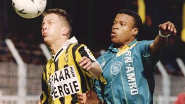 Voetbal eredivisie Vitesse-Ajax 2-2. Kopduel tussen Martin Laamers (l) van Vitesse en Edgar Davids.
