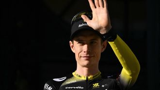 Team Visma - Lease a bike team's Danish rider Jonas Vingegaard waves during the official teams presentation days prior to the start of the 112th edition of the Tour de France cycling race, in Lille, northern France, on July 3, 2025. 
Marco BERTORELLO / AFP