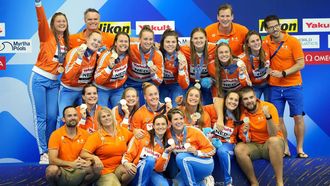 2023-07-28 19:49:31 epa10773174 Players and coaching staff of the Netherlands pose with their gold medals during the medal ceremony for the Women's Water Polo competition during the World Aquatics Championships 2023 in Fukuoka, Japan, 28 July 2023.  EPA/HIROSHI YAMAMURA