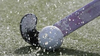 BLOEMENDAAL - HOCKEY. Hockeybal aan de stick op een water kunstgrasveld. ANP PHOTO XTRA KOEN SUYK