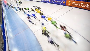 2023-10-21 20:19:25 GRONINGEN - Sfeerbeeld van het schaatspeloton Topdivisie mannen tijdens de eerste wedstrijd in Groningen om de KNSB Marathon Cup. ANP VINCENT JANNINK