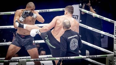 ARNHEM - Kickbokser Rico Verhoeven in actie tegen Levi Rigters in de finale van het GLORY Heavyweight Grand Prix in het Arnhemse Gelredome. ANP ROBIN UTRECHT