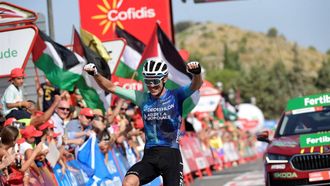 Team Décathlon-AG2R La Mondiale's Ben O'Connor celebrates crossing the finish line in first place at the end of the stage 6 of La Vuelta a Espana cycling tour, a 185.5 km race between Jerez de la Frontera and Yunquera, on August 22, 2024.   
CRISTINA QUICLER / AFP