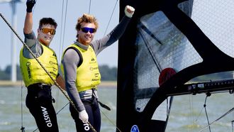 2023-06-04 13:55:06 ALMERE - Floris van de Werken en Bart Lambriex in de klasse 49er tijdens de medaille races van de Allianz Regatta zeilen. ANP IRIS VAN DEN BROEK