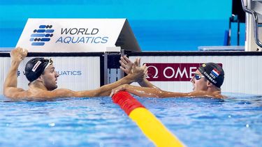 DOHA - Arno Kamminga en Caspar Corbeau na afloop van de 200 school mannen op de vijfde dag van de wereldkampioenschappen langebaan zwemmen. De WK was een van de mogelijkheden voor de Nederlandse zwemmers om limieten te zwemmen voor de Spelen van Parijs in 2024. ANP KOEN VAN WEEL