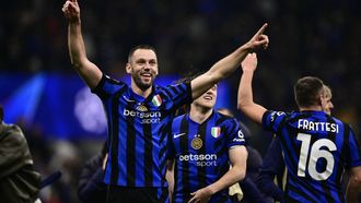 Inter Milan's Dutch defender #06 Stefan de Vrij celebrates after Inter Milan won the UEFA Champions League semi-final second leg football match between Inter Milan and FC Barcelona at the San Siro stadium in Milan on May 6, 2025. 
Marco BERTORELLO / AFP