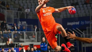 epa11826804 Kay Smits of the Netherlands throws the ball during the IHF Men's Handball World Championship 2025 preliminary round group D  match Netherlands vs Guinea in Varazdin, Croatia, 15 January 2025.  EPA/Tibor Illyes HUNGARY OUT