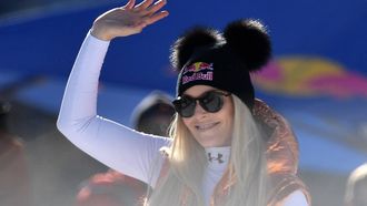 US former skier Lindsey Vonn waves ahead of the men's Super-G event at the FIS Alpine Ski World Cup in Kitzbuehel, Austria, on January 24, 2020. 
JOE KLAMAR / AFP