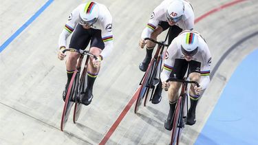 APELDOORN - Harrie Lavreysen,  Roy van den Berg, Tijmen van Loon tijdens de team sprint op de eerste dag van het EK baanwielrennen in het Apeldoornse Omnisportcentrum. Het toernooi duurt tot en met 14 januari en is het laatste grote internationale toernooi in aanloop naar de Olympische Spelen in Parijs. ANP VINCENT JANNINK