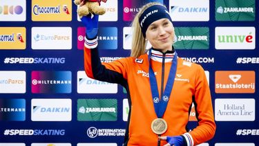 HAMAR - Merel Conijn (Nederland) op het podium na afloop van de 5000 meter vrouwen op de derde dag van het WK afstanden in het Noorse Hamar. ANP SEM VAN DER WAL