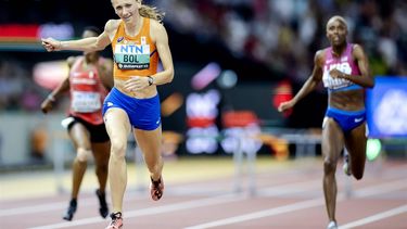 2023-08-24 21:51:19 BOEDAPEST - Femke Bol in actie tijdens de finale op de 400 meter horden tijdens de zesde dag van de wereldkampioenschappen atletiek. ANP ROBIN VAN LONKHUIJSEN