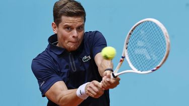 epa12917692 Alexander Blockx of Belgium in action during his round of 32 match against Felix Auger-Aliassime of Canada at the Madrid Open tennis tournament in Madrid, Spain, 27 April 2026.  EPA/SERGIO PEREZ