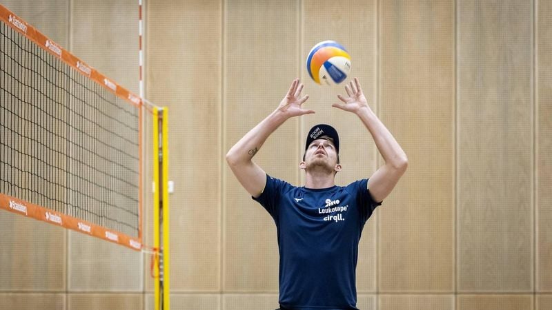 DEN HAAG - Stefan Boermans tijdens een training in sportcampus Zuiderpark. De volleyballers bereiden zich voor op het WK Beachvolleybal in Australië. ANP KOEN VAN WEEL
