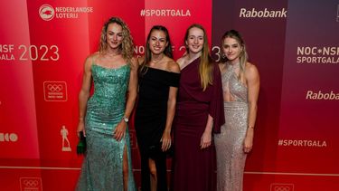 UTRECHT - Estafette 400 meter dames op de rode loper, voor aanvang van het NOC*NSF Sportgala in DeFabrique. ANP MARCO DE SWART