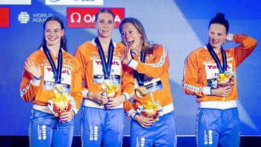 DOHA - Janna van Kooten, Marrit Steenbergen, Kira Toussaint en Kim Busch tijdens de huldiging van de 4 x 100 vrij vrouwen tijdens de wereldkampioenschappen langebaan zwemmen. De WK was een van de mogelijkheden voor de Nederlandse zwemmers om limieten te zwemmen voor de Spelen van Parijs in 2024. ANP KOEN VAN WEEL