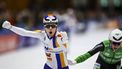 LEEUWARDEN - Luc ter Haar juicht na het winnen van het NK Marathon in de Elfstedenhal. Naast hem Evert Hoolwerf die tweede werd. Tijdens deze wedstrijd strijdt de Nederlandse marathontop om de titel Nederlands Kampioen Marathon. ANP VINCENT JANNINK