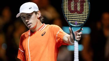 ROTTERDAM - Alex de Minaur (Australie) in actie tegen Grigor Dimitrov (Bulgarije) tijdens de eerste halve finale op de zesde dag van het tennistoernooi ABN AMRO Open in Ahoy. ANP SANDER KONING