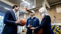 UTRECHT - Mona Keijzer (R), minister van Volkshuisvesting en Ruimtelijke Ordening, en Vincent Karremans (L), staatssecretaris Jeugd, Preventie en Sport, in gesprek met 3x3 basketballer Worthy de Jong in sportcomplex Younity waar een manifest wordt aangeboden door 53 organisaties die vragen om meer aandacht voor sport voor jongeren. ANP REMKO DE WAAL