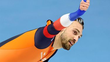 epa11207824 Kjeld Nuis of Netherlands celebrates after finishind third in the Men’s 1000m Sprint at the ISU Speed Skating Allround World Championships in Inzell, Germany, 08 March 2024.  EPA/ANNA SZILAGYI