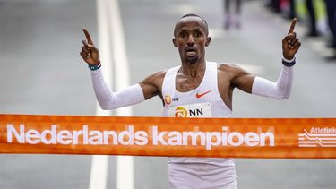 2023-04-16 12:06:47 ROTTERDAM - Abdi Nageeye komt over de finish van de marathon van Rotterdam op 16 april 2023 in Rotterdam, Nederland. ANP SEM VAN DER WAL