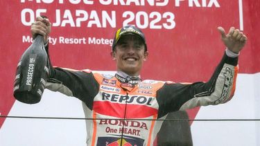 2023-10-01 16:12:52 epa10893378 Spanish MotoGP rider Marc Marquez celebrates on podium after placing third at the Motorcycling Grand Prix of Japan at the Mobility Resort Motegi racetrack in Motegi, northern Japan, 01 October 2023.  EPA/KIMIMASA MAYAMA