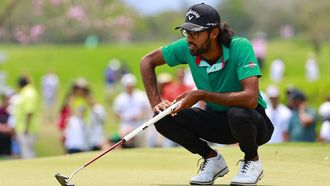 2023-04-30 16:37:43 epa10601116 US golfer Akshay Bhatia competes in the last round of the Mexico Open at Vidanta tournament at the Greg Norman golf course in Puerto Vallarta, Jalisco state, Mexico, 30 April 2023.  EPA/Francisco Guasco