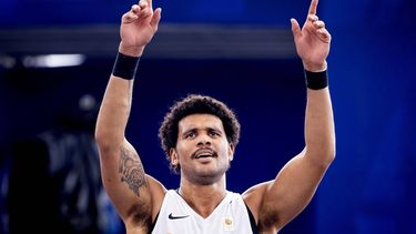 PARIJS - Basketballer Dimeo van der Horst van Nederland tijdens 3x3-basketbal tegen Litouwen op de Olympische Spelen. ANP KOEN VAN WEEL