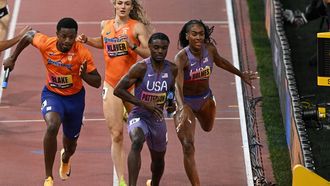 US' Alexis Holmes (R) hands over to US' Jacory Patterson as Netherlands' Lieke Klaver hands over to Netherlands' Keenan Blake (L) in mixed's relay 4x400m final during the World Athletics Ultimate Championship at the Gyula Zsivotzky National Athletics Centre, in Budapest on September 13, 2026. 
Attila KISBENEDEK / AFP