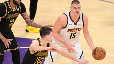 epa11138464 Denver Nuggets center Nikola Jokic (R) looks to pass the ball against Los Angeles Lakers forward Anthony Davis (L) and Los Angeles Lakers guard Austin Reaves (C) during the second half of the NBA basketball game between the Denver Nuggets and the Los Angeles Lakers in Los Angeles, California USA, 08 February 2024.  EPA/ALLISON DINNER  SHUTTERSTOCK OUT