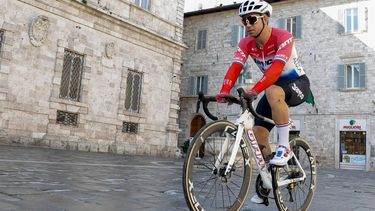 epa11963683 Dutch cyclist Dylan Groenewegen of Team Jaycoâ€“AlUla gets ready for the start of the 5th stage of the Tirreno Adriatico cycling race over 205 km from Ascoli Piceno to Pergola, Ascoli Piceno, Italy, 14 March 2025.  EPA/ROBERTO BETTINI