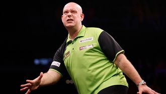 ROTTERDAM - Darter Michael van Gerwen in actie tegen Enelsman Stephen Bunting tijdens de elfde speelronde van de Premier League Darts in Ahoy Rotterdam. ANP BAS CZERWINSKI