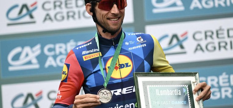 Lidl-Trek's Dutch rider Bauke Mollema holds a medal and a frame commemorating his last cycling race ahead of the start of the 120th edition of the Giro di Lombardia (Tour of Lombardy), a 239km cycling race from Bergamo to Como, in Bergamo on October 10, 2026. 
Marco BERTORELLO / AFP