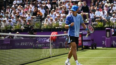 Australia's Alex de Minaur reacts as he plays against Italy's Lorenzo Musetti during their men's singles round of 32 match at the Cinch ATP tennis Championships at Queen's Club in west London on June 18, 2024. 
Ben Stansall / AFP