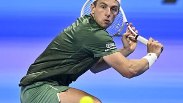 epa11908492 Tallon Griekspoor of the Netherlands in action against Matteo Berrettini of Italy during their round of 16 match at the ATP Qatar Open tennis tournament in Doha, Qatar, 19 February 2025.  EPA/NOUSHAD THEKKAYIL