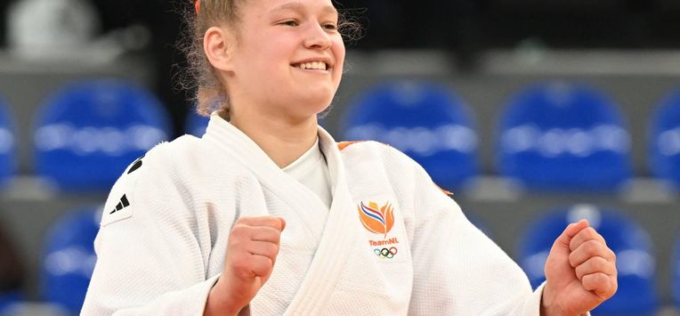Netherlands' Joanne van Lieshout (white) and France's Manon Deketer compete in the women's under 63 kg category gold medal bout at the Judo European Senior Championships 2026 in Tbilisi on April 17, 2026. 
Vano SHLAMOV / AFP
