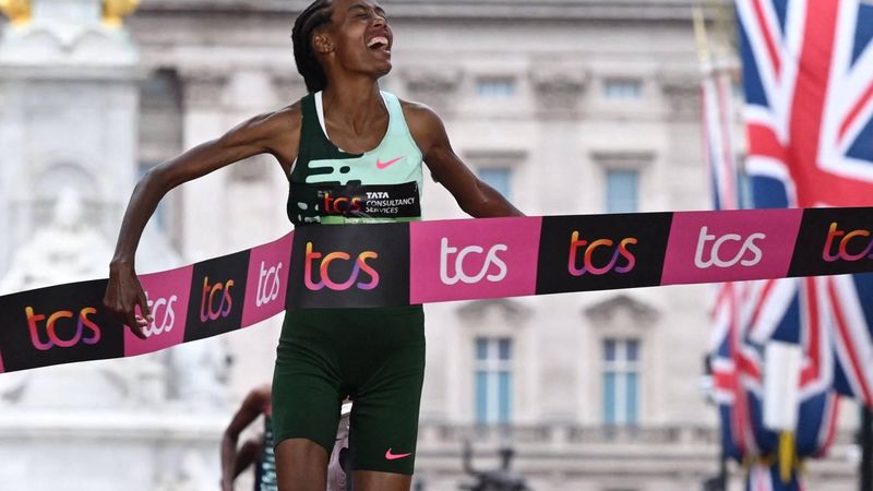 Netherlands' Sifan Hassan breaks the tape to win the Women's race at the finish of the 2023 London Marathon in central London on April 23, 2023. 
JUSTIN TALLIS / AFP