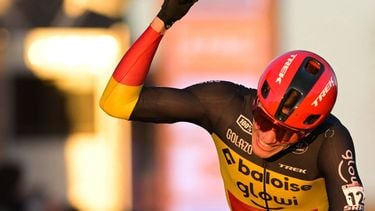 Baloise Glowi Lions Team's Belgian rider Thibau Nys celebrates as he crosses the finish line to win the men's elite race of the cyclo-cross World Cup, stage 8 out of 12 of the UCI World Cup competition, in Dendermonde on December 28, 2025.  
DAVID PINTENS / BELGA / AFP
