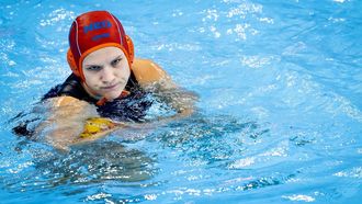 DOHA - Laura Aarts tijdens de kwartfinale van de dameswaterpolowedstrijd tussen Nederland en Hongarije op de FINA Wereldkampioenschappen zwemmen Doha 2024. ANP KOEN VAN WEEL