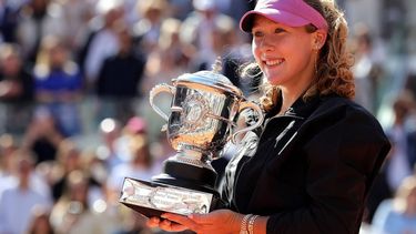 epa13020610 Mirra Andreeva of Russia celebrates with her Suzanne Lenglen trophy after winning her Women's final match against Maja Chwalinska of Poland at the French Open Grand Slam tennis tournament at Roland Garros in Paris, France, 06 June 2026.  EPA/TERESA SUAREZ