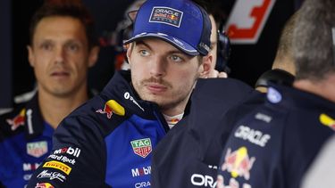 epa12855943 Red Bull Racing driver Max Verstappen (C) of Netherlands looks on in the pits before the start of the Qualifying for the Formula 1 Japanese Grand Prix at the Suzuka International Racing Course racetrack in Suzuka, Japan, 28 March 2026. The 2026 Formula 1 Japanese Grand Prix is held on 29 March.  EPA/FRANCK ROBICHON / POOL