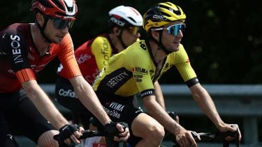 Team Visma-Lease a Bike's British rider Simon Yates (R) rides in the peloton during the 20th stage of the 108th Giro d'Italia cycling race 205kms from Verres to Sestriere on May 31, 2025. 
Luca Bettini / AFP